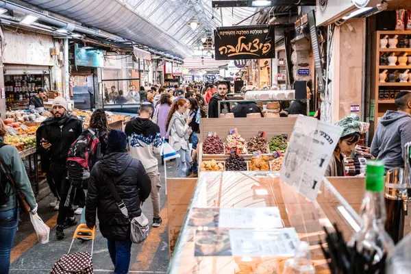 Kudüs, İsrail - 22 Aralık 2023 Mahane Yehuda Pazarı 'nda alışveriş yapan insanlar, genellikle 