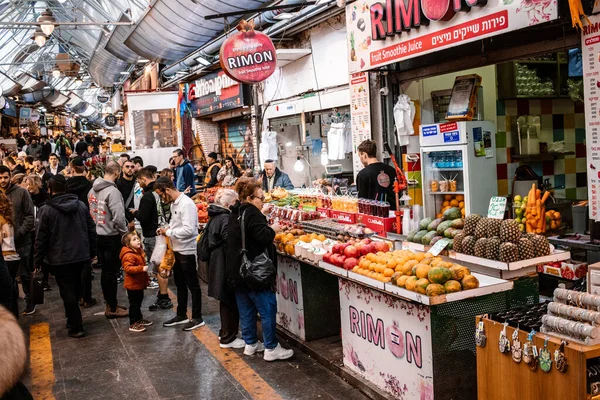 Kudüs, İsrail - 22 Aralık 2023 Mahane Yehuda Pazarı 'nda alışveriş yapan insanlar, genellikle 