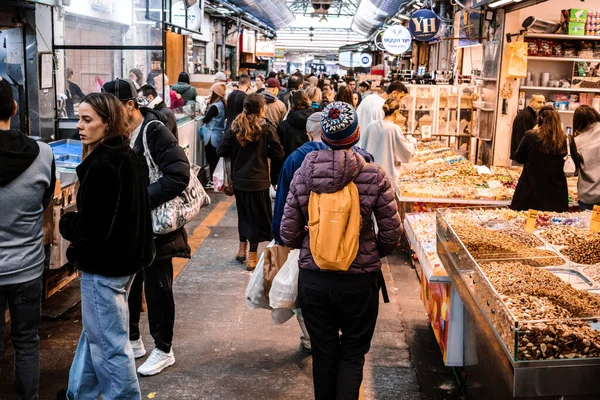 Kudüs, İsrail - 22 Aralık 2023 Mahane Yehuda Pazarı 'nda alışveriş yapan insanlar, genellikle 