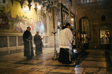 Kutsal Mezar Kilisesi 'nde Hristiyan ayini, Diriliş Kilisesi olarak da bilinir, Eski Kudüs' ün Hristiyan Mahallesi 'nde yer alır. İsrail ve Hamas arasındaki savaş yüzünden İsrail 'e seyahat kısıtlı ve Hıristiyanlar...