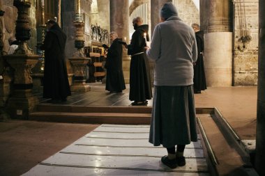 Kutsal Mezar Kilisesi 'nde Hristiyan ayini, Diriliş Kilisesi olarak da bilinir, Eski Kudüs' ün Hristiyan Mahallesi 'nde yer alır. İsrail ve Hamas arasındaki savaş yüzünden İsrail 'e seyahat kısıtlı ve Hıristiyanlar...