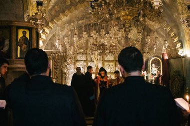 Kudüs, İsrail 24 Aralık 2023 Hristiyanlar Kudüs 'ün Eski Bölgesi' ndeki Hristiyan Mahallesi 'nde bulunan Diriliş Kilisesi olarak da bilinen Kutsal Mezar Kilisesi' nde dua ediyorlar.