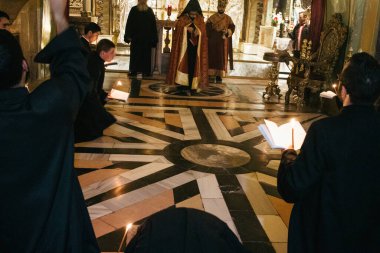 Kudüs, İsrail 24 Aralık 2023 Hristiyanlar Kudüs 'ün Eski Bölgesi' ndeki Hristiyan Mahallesi 'nde bulunan Diriliş Kilisesi olarak da bilinen Kutsal Mezar Kilisesi' nde dua ediyorlar.