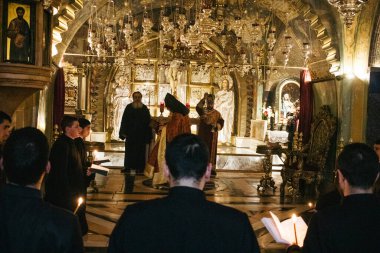 Kudüs, İsrail 24 Aralık 2023 Hristiyanlar Kudüs 'ün Eski Bölgesi' ndeki Hristiyan Mahallesi 'nde bulunan Diriliş Kilisesi olarak da bilinen Kutsal Mezar Kilisesi' nde dua ediyorlar.