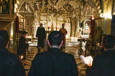 Kudüs, İsrail 24 Aralık 2023 Hristiyanlar Kudüs 'ün Eski Bölgesi' ndeki Hristiyan Mahallesi 'nde bulunan Diriliş Kilisesi olarak da bilinen Kutsal Mezar Kilisesi' nde dua ediyorlar.