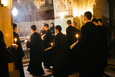 Kudüs, İsrail 24 Aralık 2023 Hristiyanlar Kudüs 'ün Eski Bölgesi' ndeki Hristiyan Mahallesi 'nde bulunan Diriliş Kilisesi olarak da bilinen Kutsal Mezar Kilisesi' nde dua ediyorlar.