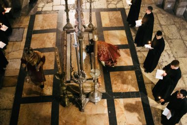 Kudüs, İsrail 24 Aralık 2023 Hristiyanlar Kudüs 'ün Eski Bölgesi' ndeki Hristiyan Mahallesi 'nde bulunan Diriliş Kilisesi olarak da bilinen Kutsal Mezar Kilisesi' nde dua ediyorlar.