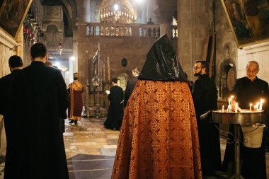 Kudüs, İsrail 24 Aralık 2023 Hristiyanlar Kudüs 'ün Eski Bölgesi' ndeki Hristiyan Mahallesi 'nde bulunan Diriliş Kilisesi olarak da bilinen Kutsal Mezar Kilisesi' nde dua ediyorlar.