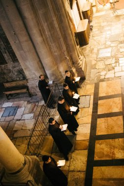 Kudüs, İsrail 24 Aralık 2023 Hristiyanlar Kudüs 'ün Eski Bölgesi' ndeki Hristiyan Mahallesi 'nde bulunan Diriliş Kilisesi olarak da bilinen Kutsal Mezar Kilisesi' nde dua ediyorlar.