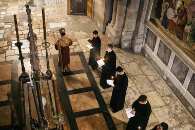 Kudüs, İsrail 24 Aralık 2023 Hristiyanlar Kudüs 'ün Eski Bölgesi' ndeki Hristiyan Mahallesi 'nde bulunan Diriliş Kilisesi olarak da bilinen Kutsal Mezar Kilisesi' nde dua ediyorlar.