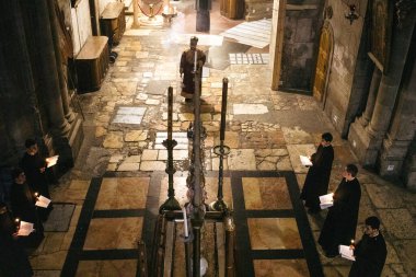 Kudüs, İsrail 24 Aralık 2023 Hristiyanlar Kudüs 'ün Eski Bölgesi' ndeki Hristiyan Mahallesi 'nde bulunan Diriliş Kilisesi olarak da bilinen Kutsal Mezar Kilisesi' nde dua ediyorlar.