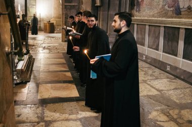 Kudüs, İsrail 24 Aralık 2023 Hristiyanlar Kudüs 'ün Eski Bölgesi' ndeki Hristiyan Mahallesi 'nde bulunan Diriliş Kilisesi olarak da bilinen Kutsal Mezar Kilisesi' nde dua ediyorlar.