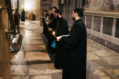 Kudüs, İsrail 24 Aralık 2023 Hristiyanlar Kudüs 'ün Eski Bölgesi' ndeki Hristiyan Mahallesi 'nde bulunan Diriliş Kilisesi olarak da bilinen Kutsal Mezar Kilisesi' nde dua ediyorlar.