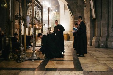 Kudüs, İsrail 24 Aralık 2023 Hristiyanlar Kudüs 'ün Eski Bölgesi' ndeki Hristiyan Mahallesi 'nde bulunan Diriliş Kilisesi olarak da bilinen Kutsal Mezar Kilisesi' nde dua ediyorlar.