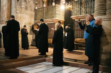 Kudüs, İsrail 24 Aralık 2023 Hristiyanlar Kudüs 'ün Eski Bölgesi' ndeki Hristiyan Mahallesi 'nde bulunan Diriliş Kilisesi olarak da bilinen Kutsal Mezar Kilisesi' nde dua ediyorlar.