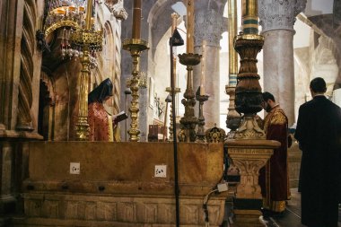 Kudüs, İsrail 24 Aralık 2023 Hristiyanlar Kudüs 'ün Eski Bölgesi' ndeki Hristiyan Mahallesi 'nde bulunan Diriliş Kilisesi olarak da bilinen Kutsal Mezar Kilisesi' nde dua ediyorlar.