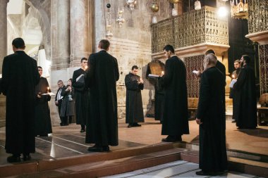 Kudüs, İsrail 24 Aralık 2023 Hristiyanlar Kudüs 'ün Eski Bölgesi' ndeki Hristiyan Mahallesi 'nde bulunan Diriliş Kilisesi olarak da bilinen Kutsal Mezar Kilisesi' nde dua ediyorlar.