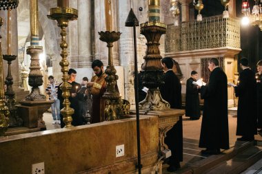 Kudüs, İsrail 24 Aralık 2023 Hristiyanlar Kudüs 'ün Eski Bölgesi' ndeki Hristiyan Mahallesi 'nde bulunan Diriliş Kilisesi olarak da bilinen Kutsal Mezar Kilisesi' nde dua ediyorlar.