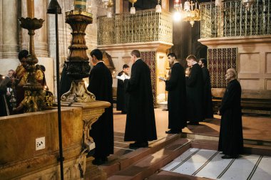 Kudüs, İsrail 24 Aralık 2023 Hristiyanlar Kudüs 'ün Eski Bölgesi' ndeki Hristiyan Mahallesi 'nde bulunan Diriliş Kilisesi olarak da bilinen Kutsal Mezar Kilisesi' nde dua ediyorlar.