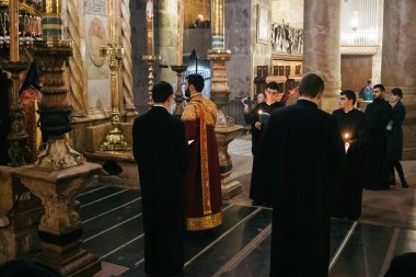 Kudüs, İsrail 24 Aralık 2023 Hristiyanlar Kudüs 'ün Eski Bölgesi' ndeki Hristiyan Mahallesi 'nde bulunan Diriliş Kilisesi olarak da bilinen Kutsal Mezar Kilisesi' nde dua ediyorlar.