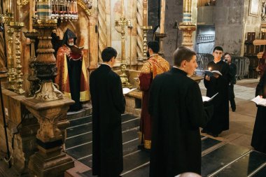 Kudüs, İsrail 24 Aralık 2023 Hristiyanlar Kudüs 'ün Eski Bölgesi' ndeki Hristiyan Mahallesi 'nde bulunan Diriliş Kilisesi olarak da bilinen Kutsal Mezar Kilisesi' nde dua ediyorlar.