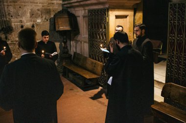 Kudüs, İsrail 24 Aralık 2023 Hristiyanlar Kudüs 'ün Eski Bölgesi' ndeki Hristiyan Mahallesi 'nde bulunan Diriliş Kilisesi olarak da bilinen Kutsal Mezar Kilisesi' nde dua ediyorlar.