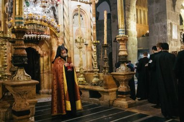 Kudüs, İsrail 24 Aralık 2023 Hristiyanlar Kudüs 'ün Eski Bölgesi' ndeki Hristiyan Mahallesi 'nde bulunan Diriliş Kilisesi olarak da bilinen Kutsal Mezar Kilisesi' nde dua ediyorlar.