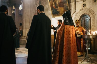 Kudüs, İsrail 24 Aralık 2023 Hristiyanlar Kudüs 'ün Eski Bölgesi' ndeki Hristiyan Mahallesi 'nde bulunan Diriliş Kilisesi olarak da bilinen Kutsal Mezar Kilisesi' nde dua ediyorlar.