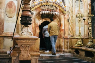 Kudüs, İsrail 24 Aralık 2023 i24News 'ten Nomie Halioua muhabiri kısmen iptal edilen Kudüs' teki Hristiyan bayramında canlı olarak bildiriyor.