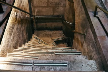 Kudüs, İsrail 24 Aralık 2023 i24News 'ten Nomie Halioua muhabiri kısmen iptal edilen Kudüs' teki Hristiyan bayramında canlı olarak bildiriyor.