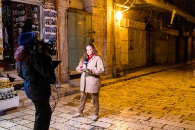 Kudüs, İsrail 24 Aralık 2023 i24News 'ten Nomie Halioua muhabiri kısmen iptal edilen Kudüs' teki Hristiyan bayramında canlı olarak bildiriyor.