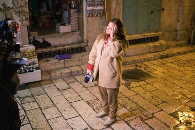 Kudüs, İsrail 24 Aralık 2023 i24News 'ten Nomie Halioua muhabiri kısmen iptal edilen Kudüs' teki Hristiyan bayramında canlı olarak bildiriyor.