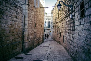 Kudüs, İsrail 27 Aralık 2023 Eski Kudüs 'ün Yahudi mahallesinin caddeleri. Yahudiler Kudüs 'ün eski şehrinin bu yerleşim bölgesinde yaşıyor.