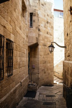 Kudüs, İsrail 27 Aralık 2023 Eski Kudüs 'ün Yahudi mahallesinin caddeleri. Yahudiler Kudüs 'ün eski şehrinin bu yerleşim bölgesinde yaşıyor.