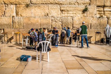 Kudüs, İsrail 26 Aralık 2023. Dünyanın dört bir yanından Yahudiler Batı Duvarı 'na dua etmeye geliyor. İsrail Hamas 'la savaşta olmasına rağmen insanlar kutsal bir yer olan Kotel' e gelmeye devam ediyor.