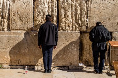 Kudüs, İsrail 26 Aralık 2023. Dünyanın dört bir yanından Yahudiler Batı Duvarı 'na dua etmeye geliyor. İsrail Hamas 'la savaşta olmasına rağmen insanlar kutsal bir yer olan Kotel' e gelmeye devam ediyor.