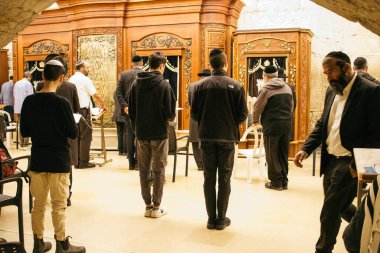 Kudüs, İsrail 26 Aralık 2023. Dünyanın dört bir yanından Yahudiler Batı Duvarı 'na dua etmeye geliyor. İsrail Hamas 'la savaşta olmasına rağmen insanlar kutsal bir yer olan Kotel' e gelmeye devam ediyor.