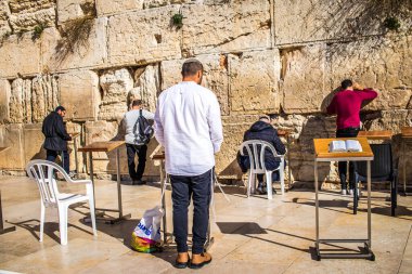 Kudüs, İsrail 26 Aralık 2023. Dünyanın dört bir yanından Yahudiler Batı Duvarı 'na dua etmeye geliyor. İsrail Hamas 'la savaşta olmasına rağmen insanlar kutsal bir yer olan Kotel' e gelmeye devam ediyor.