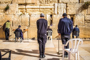 Kudüs, İsrail 26 Aralık 2023. Dünyanın dört bir yanından Yahudiler Batı Duvarı 'na dua etmeye geliyor. İsrail Hamas 'la savaşta olmasına rağmen insanlar kutsal bir yer olan Kotel' e gelmeye devam ediyor.
