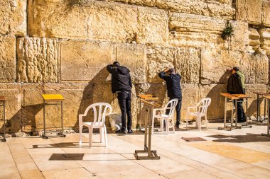 Kudüs, İsrail 26 Aralık 2023. Dünyanın dört bir yanından Yahudiler Batı Duvarı 'na dua etmeye geliyor. İsrail Hamas 'la savaşta olmasına rağmen insanlar kutsal bir yer olan Kotel' e gelmeye devam ediyor.