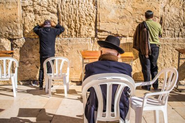 Kudüs, İsrail 26 Aralık 2023. Dünyanın dört bir yanından Yahudiler Batı Duvarı 'na dua etmeye geliyor. İsrail Hamas 'la savaşta olmasına rağmen insanlar kutsal bir yer olan Kotel' e gelmeye devam ediyor.