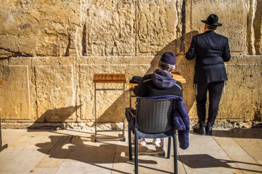 Kudüs, İsrail 26 Aralık 2023. Dünyanın dört bir yanından Yahudiler Batı Duvarı 'na dua etmeye geliyor. İsrail Hamas 'la savaşta olmasına rağmen insanlar kutsal bir yer olan Kotel' e gelmeye devam ediyor.