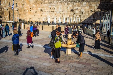 Kudüs, İsrail 26 Aralık 2023. Dünyanın dört bir yanından Yahudiler Batı Duvarı 'na dua etmeye geliyor. İsrail Hamas 'la savaşta olmasına rağmen insanlar kutsal bir yer olan Kotel' e gelmeye devam ediyor.