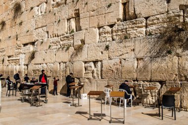 Kudüs, İsrail 26 Aralık 2023. Dünyanın dört bir yanından Yahudiler Batı Duvarı 'na dua etmeye geliyor. İsrail Hamas 'la savaşta olmasına rağmen insanlar kutsal bir yer olan Kotel' e gelmeye devam ediyor.