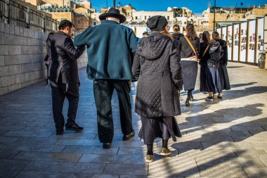 Kudüs, İsrail 26 Aralık 2023. Dünyanın dört bir yanından Yahudiler Batı Duvarı 'na dua etmeye geliyor. İsrail Hamas 'la savaşta olmasına rağmen insanlar kutsal bir yer olan Kotel' e gelmeye devam ediyor.