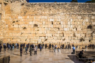 Kudüs, İsrail 26 Aralık 2023. Dünyanın dört bir yanından Yahudiler Batı Duvarı 'na dua etmeye geliyor. İsrail Hamas 'la savaşta olmasına rağmen insanlar kutsal bir yer olan Kotel' e gelmeye devam ediyor.