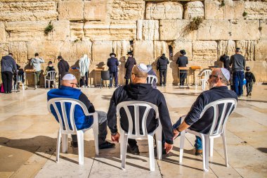 Kudüs, İsrail 26 Aralık 2023. Dünyanın dört bir yanından Yahudiler Batı Duvarı 'na dua etmeye geliyor. İsrail Hamas 'la savaşta olmasına rağmen insanlar kutsal bir yer olan Kotel' e gelmeye devam ediyor.