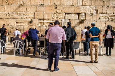 Kudüs, İsrail 26 Aralık 2023. Dünyanın dört bir yanından Yahudiler Batı Duvarı 'na dua etmeye geliyor. İsrail Hamas 'la savaşta olmasına rağmen insanlar kutsal bir yer olan Kotel' e gelmeye devam ediyor.