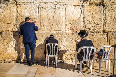 Kudüs, İsrail 26 Aralık 2023. Dünyanın dört bir yanından Yahudiler Batı Duvarı 'na dua etmeye geliyor. İsrail Hamas 'la savaşta olmasına rağmen insanlar kutsal bir yer olan Kotel' e gelmeye devam ediyor.