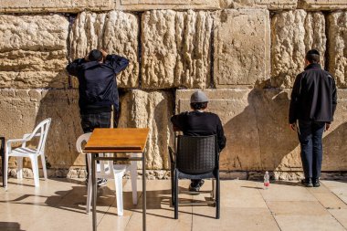 Kudüs, İsrail 26 Aralık 2023. Dünyanın dört bir yanından Yahudiler Batı Duvarı 'na dua etmeye geliyor. İsrail Hamas 'la savaşta olmasına rağmen insanlar kutsal bir yer olan Kotel' e gelmeye devam ediyor.